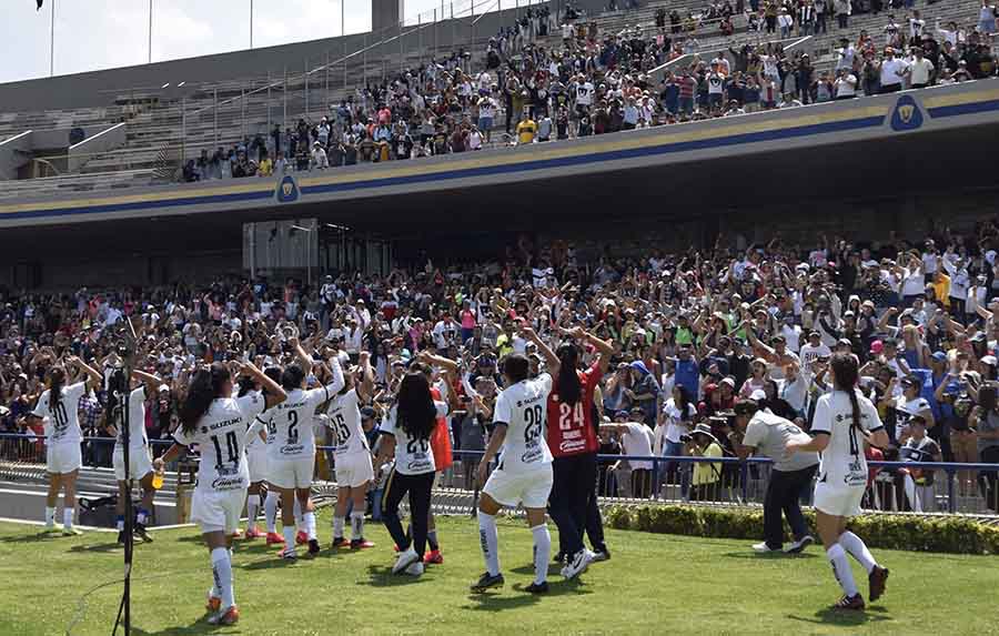 Jugadoras de Universidad Femenil tras partido en el Estadio Olímpico Univesitario ante Cruz Azul