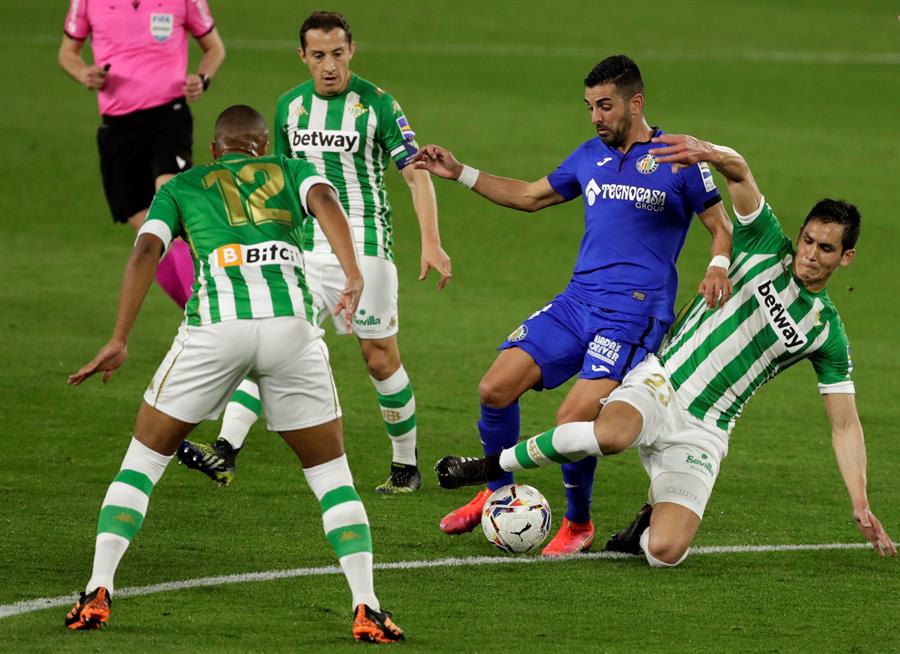 Andrés Guardado durante un partido con el Betis