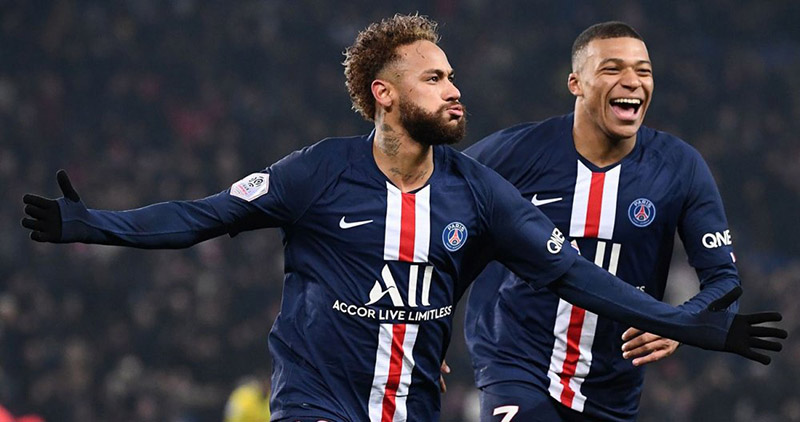 Neymar y Mbappé festejan un gol en Francia 