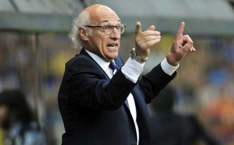 Carlos Bianchi dirigiendo un partido