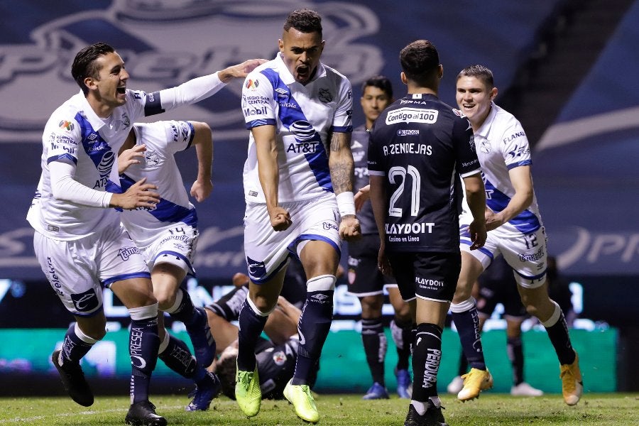 Gularte celebran un gol ante Necaxa