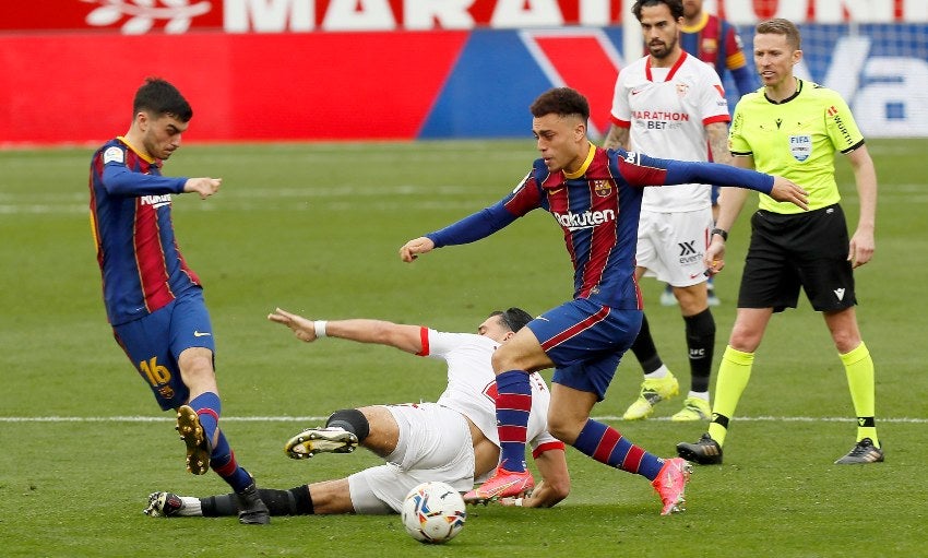 Pedri y Dest en el partido entre el Barcelona y el Sevilla