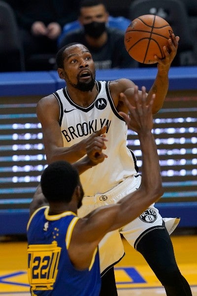 Kevin Durant de los Nets en acción contra los Warriors de Golden State