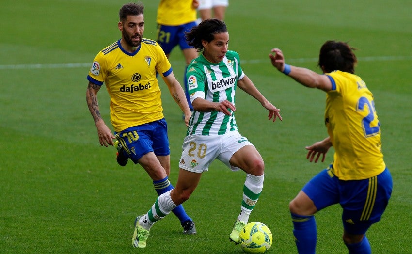 Diego Lainez en el partido entre el Real Betis y el Cádiz