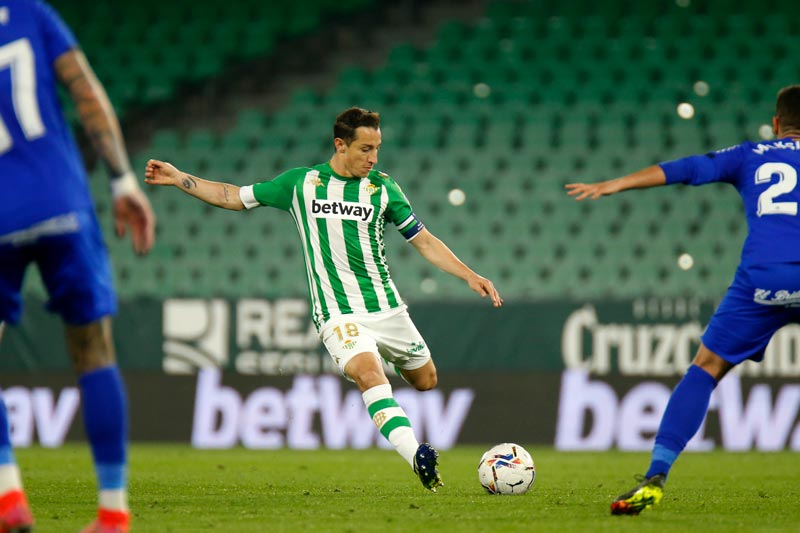 Andrés Guardado en acción con el club verdiblanco