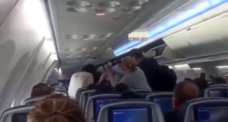 AMLO es insultado en avión