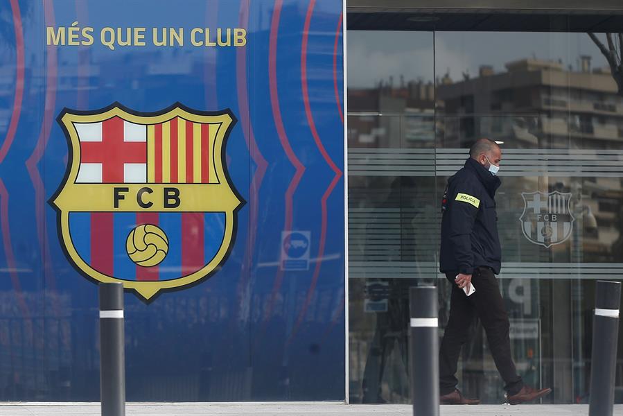 La policía catalana registrando las oficinas culés