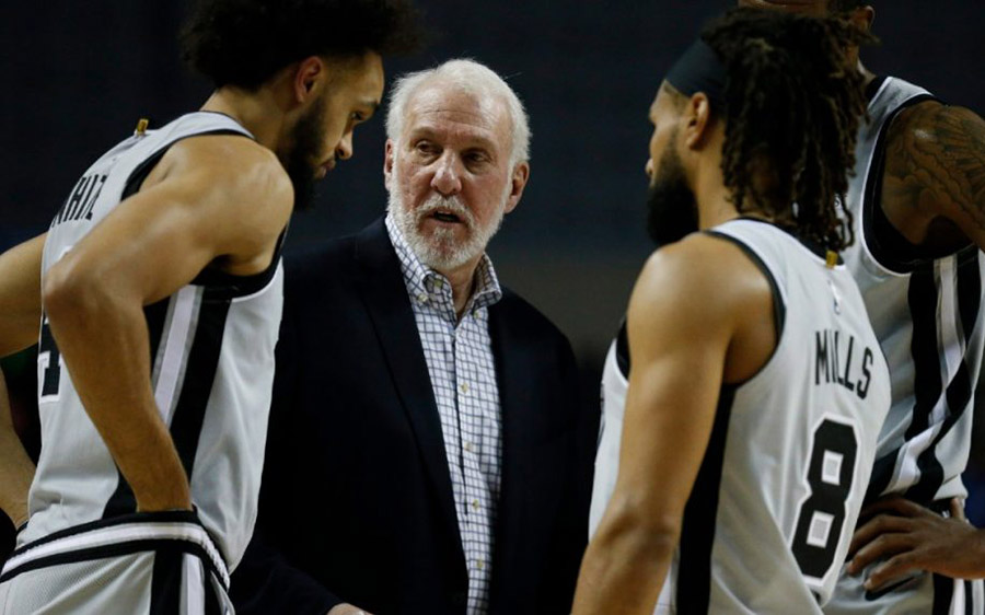 Gregg Popovich da instrucciones a jugadores de los Spurs