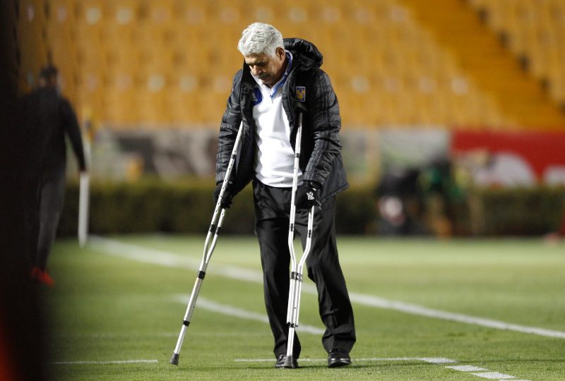 Tuca Ferretti en muletas