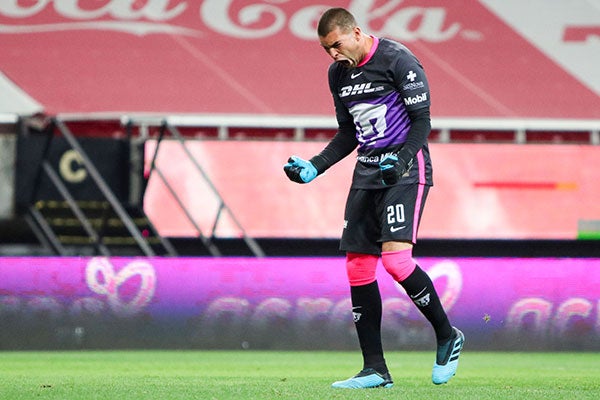 Julio González festeja el gol de Gabriel Torres 