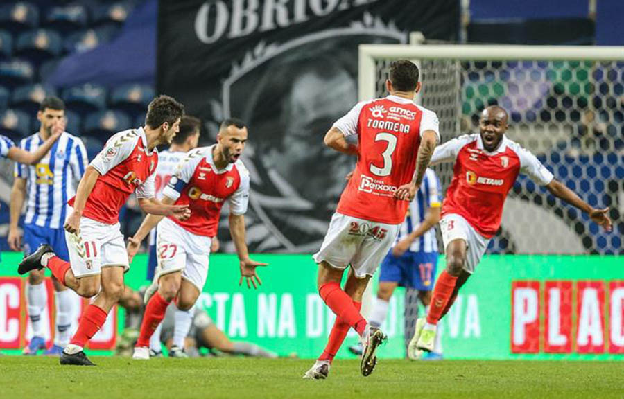 Futbolistas del Braga celebran gol de Lucas Piazón