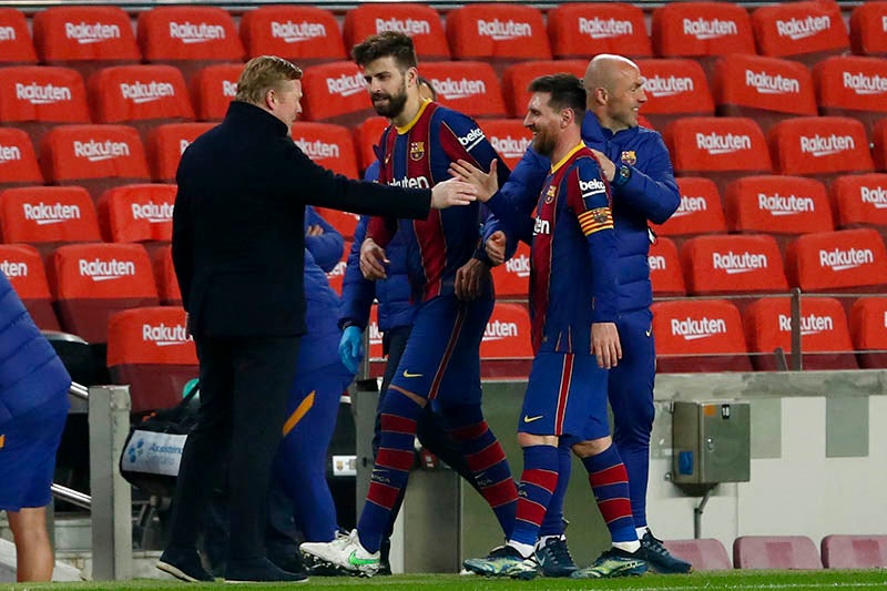 Koeman festeja el triunfo con Gerard Piqué y Messi 