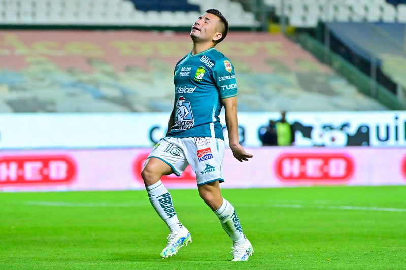 Jean Meneses lamenta una falla en el partido contra Puebla