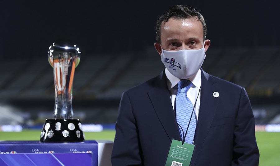 Mikel Arriola con el trofeo de la Liga MX