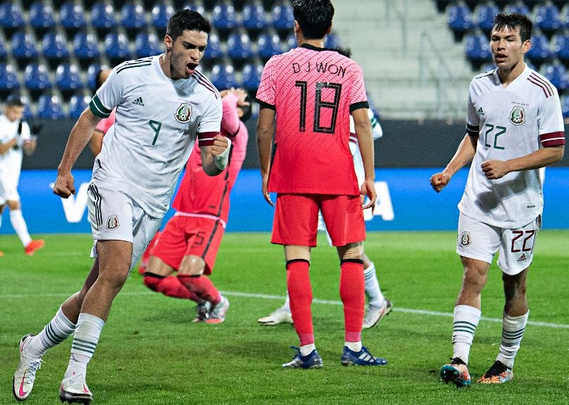 Raúl Jiménez festeja un gol con el Tri