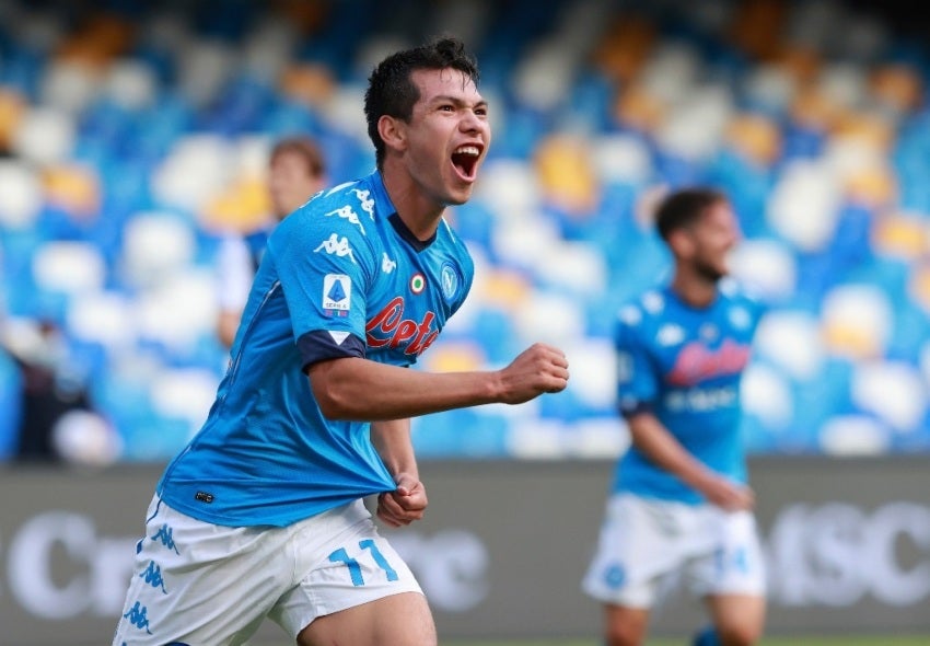 Hirving Lozano en un partido con el Napoli