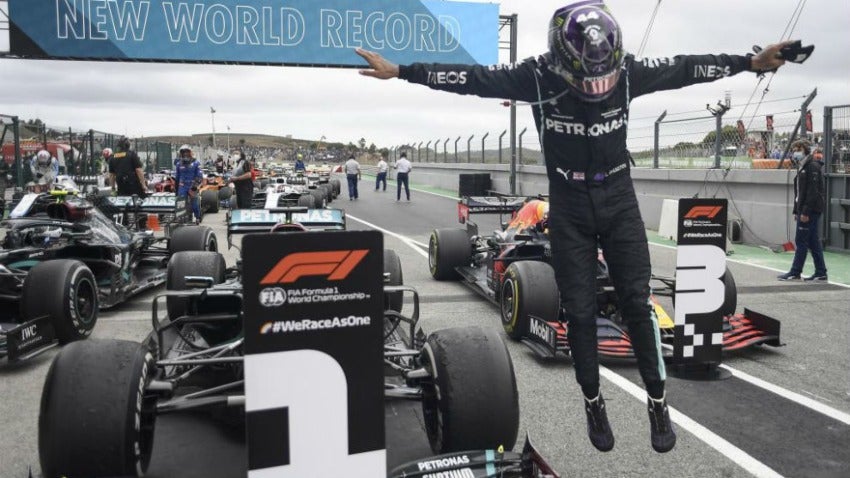 Lewis Hamilton celebrando una victoria en el GP de Portugal de 2020