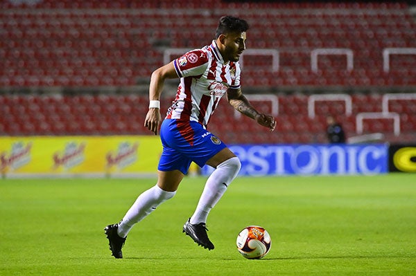 El atacante en un duelo con las Chivas