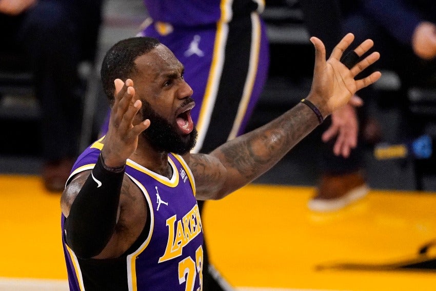 LeBron James en un partido con los Lakers