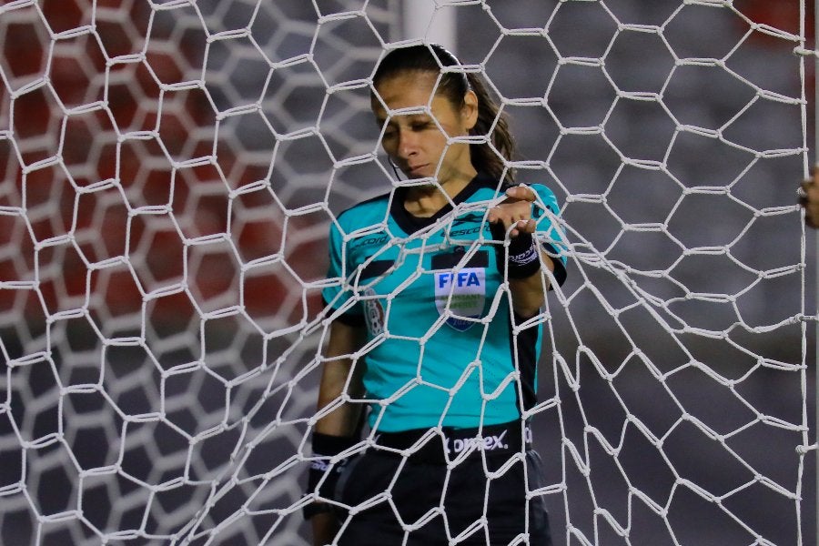 Enedina Caudillo durante un partido de Liga MX