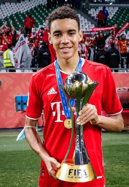 Jamal Musiala posa con el trofeo