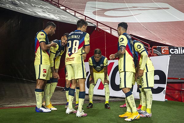 Jugadores de las Águilas en el partido ante Xolos 