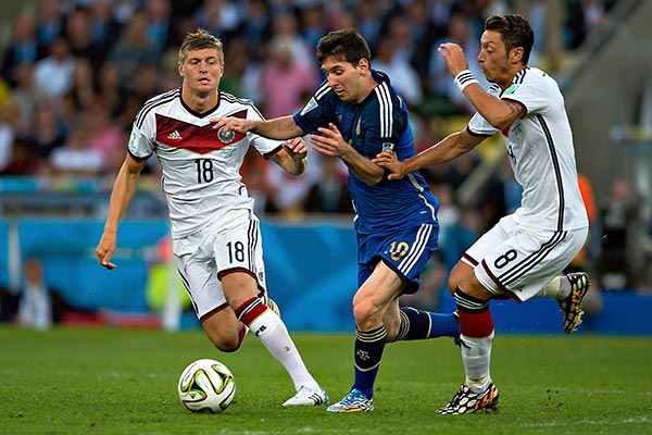Toni Kroos y Mesut Özil en un partido con Alemania