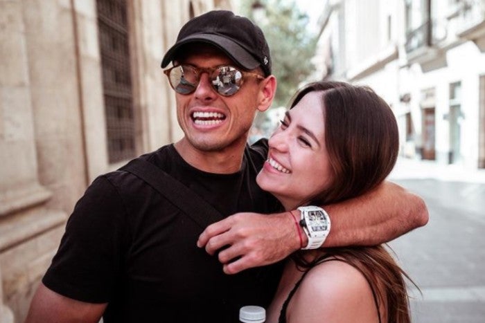 Javier Hernández junto a Sarah Kohan