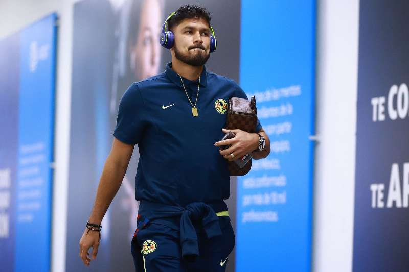 Bruno Valdez llegando a un partido