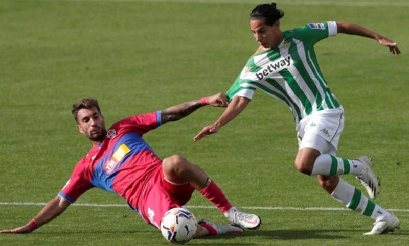 Lainez en juego con el Betis