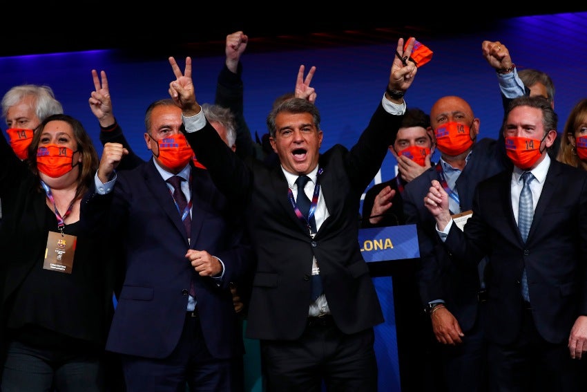 Laporta con su equipo tras ganar las elecciones