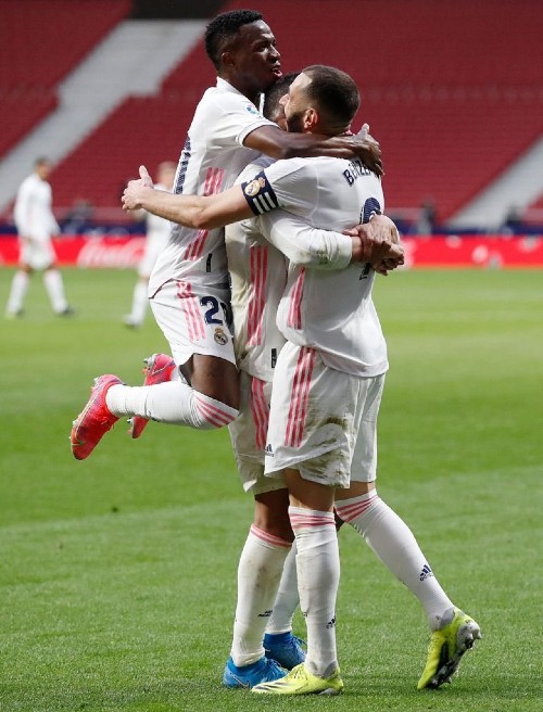 Karim Benzema abraza a sus compañeros