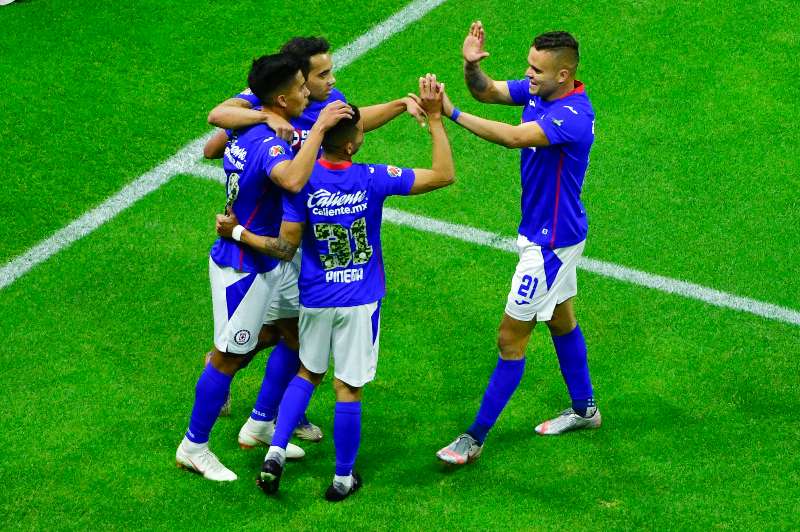 Cruz Azul en festejo de gol