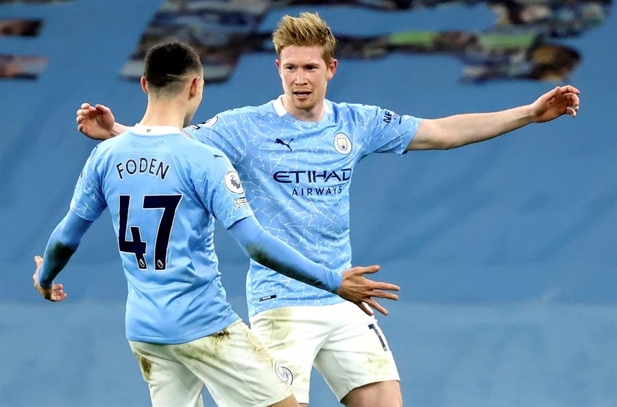 De Bruyne y Foden celebran gol vs Southampton