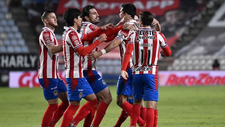 Jugadores de Chivas festejan un gol