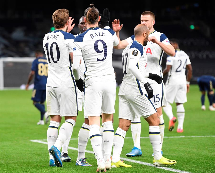 Jugadores del Tottenham festejan un go