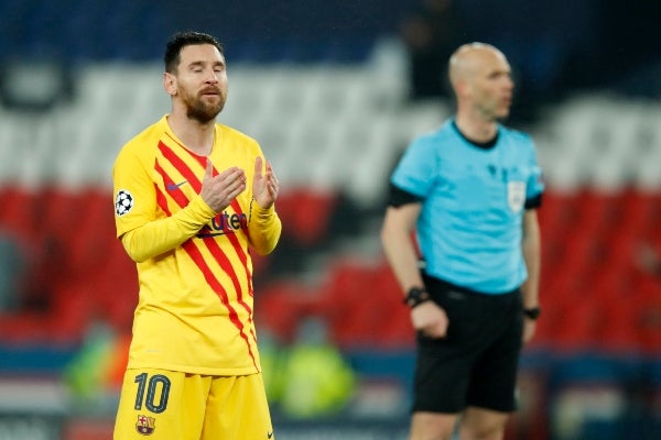 Messi reacciona después de fallar un gol durante partido contra el PSG