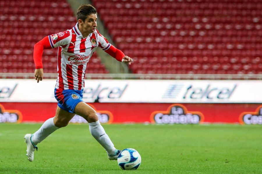 Isaac Brizuela durante un partido con Chivas