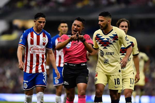 Bruno Valdez en acción ante Chivas