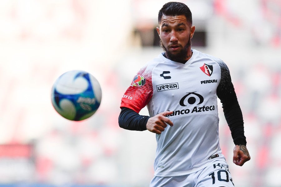 Luciano Acosta durante un partido con Atlas