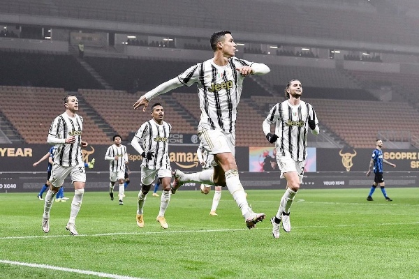 Cristiano Ronaldo con jugadores de la Juventus