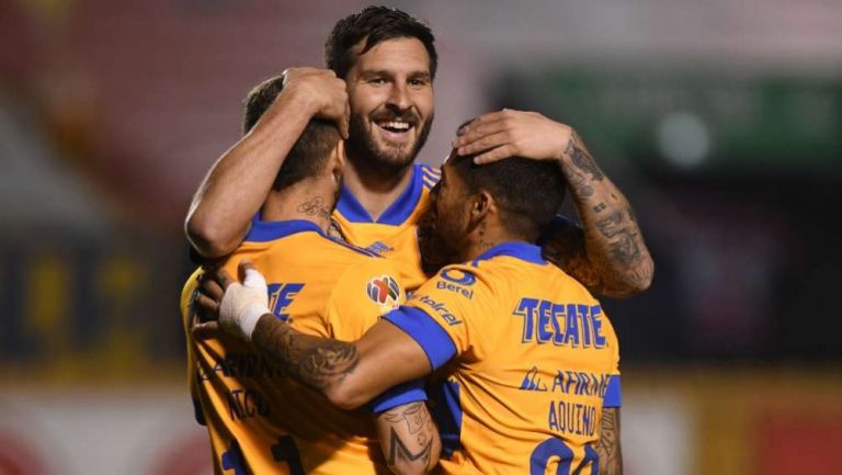 Gignac en festejo de gol 