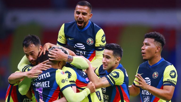 Jugadores de América celebran un gol 