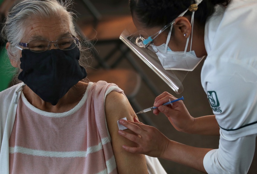 Una persona recibiendo una vacuna contra el Covid-19