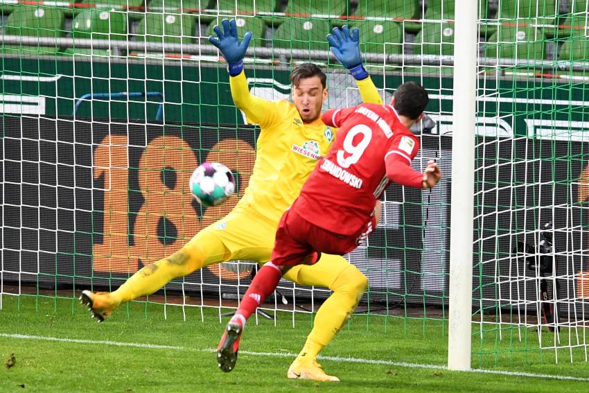 Robert Lewandowski anotando gol a favor del Bayern