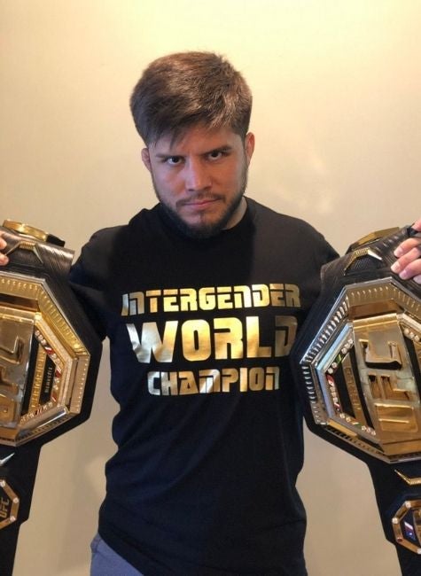 Cejudo presume sus cinturones de la UFC