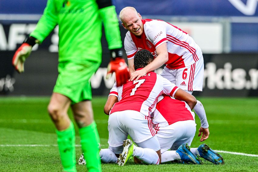 Jugadores del Ajax celebrando un gol a favor