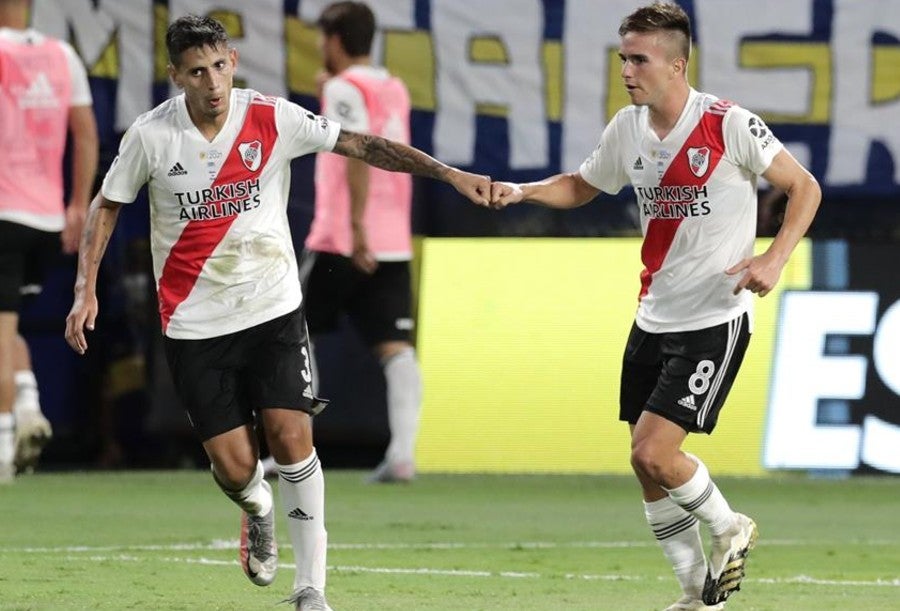 Agustín Palavecino (derecha) celebra su gol