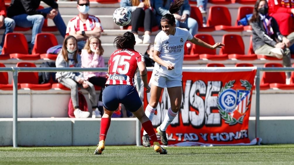 Kenti Robles disputa un balón 