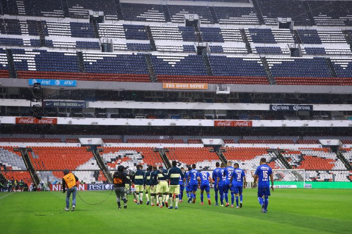 Jugadores de América y Cruz Azul en un Estadio Azteca vacío